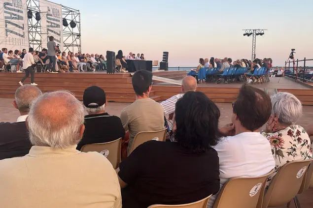 L'affollata assemblea nell'area archeologica di Nora