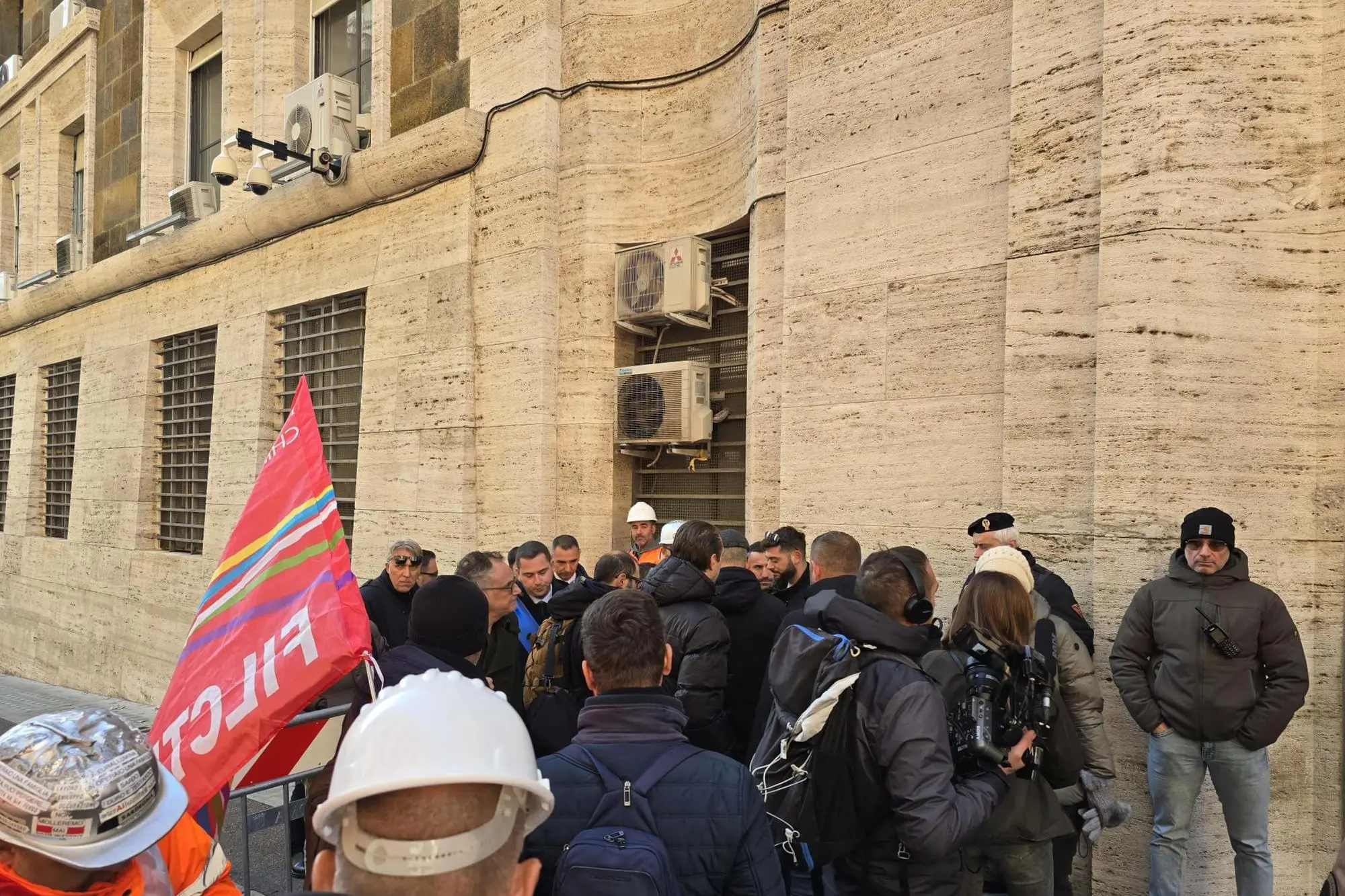 I lavoratori di Eurallumina davanti all'ingresso del ministero delle Imprese e del made in Italy a Roma (foto Ansa)