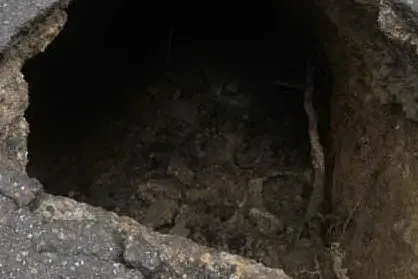La voragine in via Carmine (L'Unione Sarda - foto Ena)