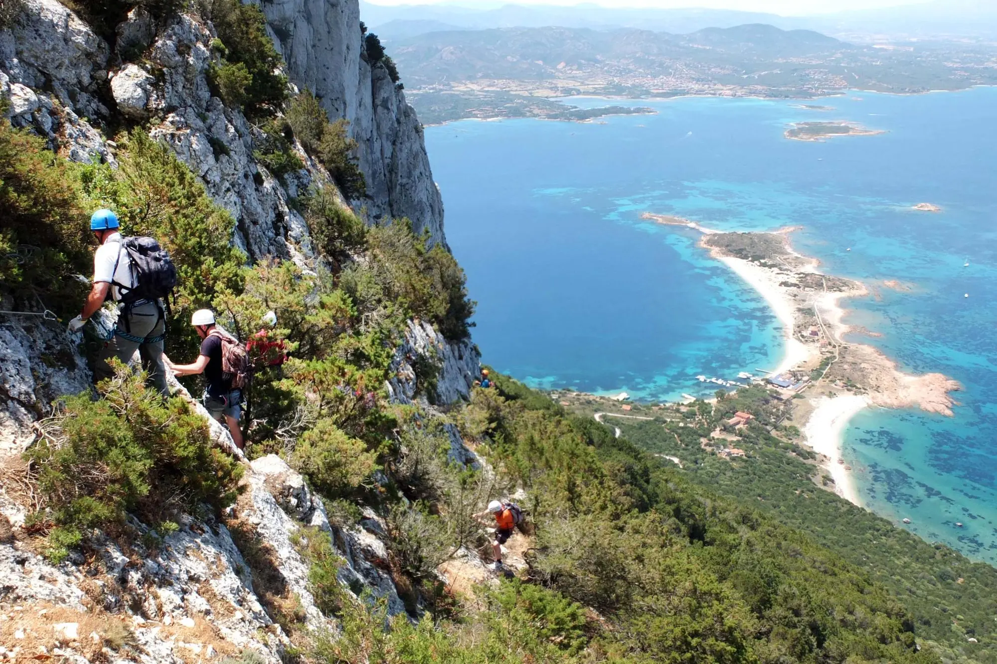 Olbia. 4-10-2022. Scalatori verso la cima di Tavolara. Foto Antonio Satta.
