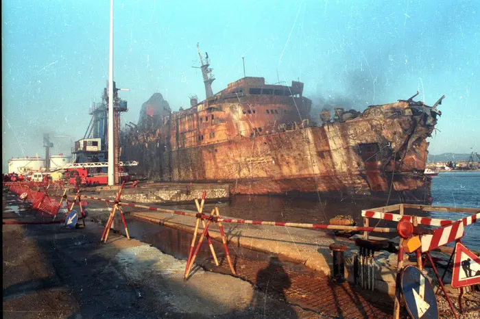 Una immagine del traghetto Moby Prince dopo l'incendio causato dalla collisione con la petroliera Agip Abruzzo, Livorno 12 aprile 1991 ANSA ARCHIVIO