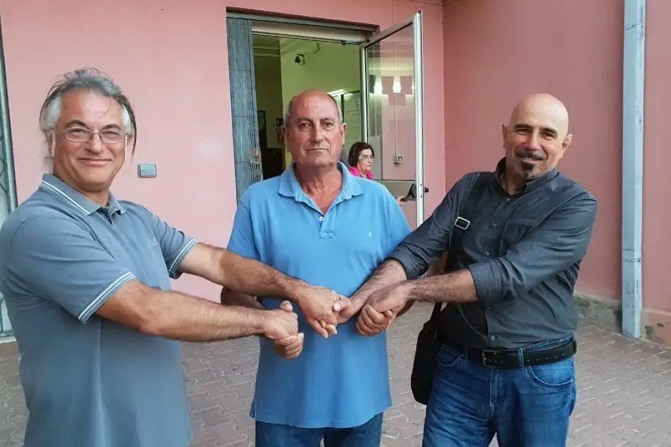 Il nuovo sindaco di Genoni Gianluca Serra (a sinistra) dopo il superamento del quorum nelle ultime elezioni comunali (foto L'Unione Sarda - Pintori)
