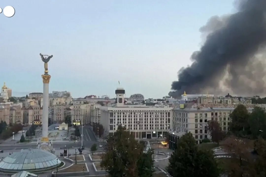 Riprendono i raid russi su Kiev, una nube di fumo sopra piazza Maidan