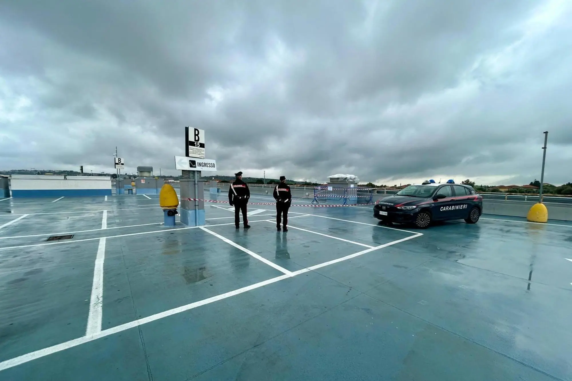 Carabinieri all'esterno del centro commerciale (foto Ansa)