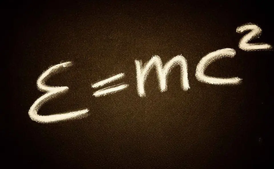 La famosa formula di Einstein (foto Pixabay)