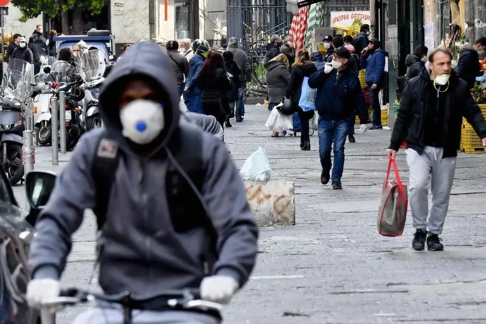 Troppa gente in giro nel rione Sanità, a Napoli (Ansa-Fusco)