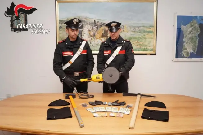 Gli strumenti sequestrati dai carabinieri