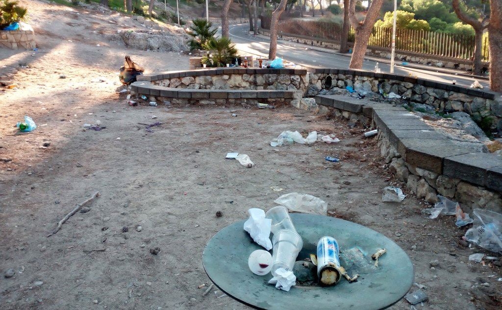 Tavolini e la fontana centrale invasi da rifiuti ed escrementi