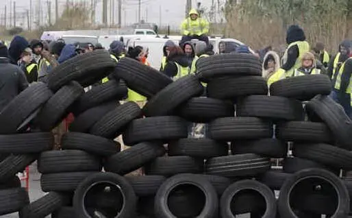 Pneumatici per bloccare le strade (Archivio L'Unione Sarda)