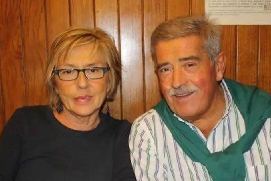 Carlo Martelli e la moglie, Niva Bazzan (foto profilo Facebook)