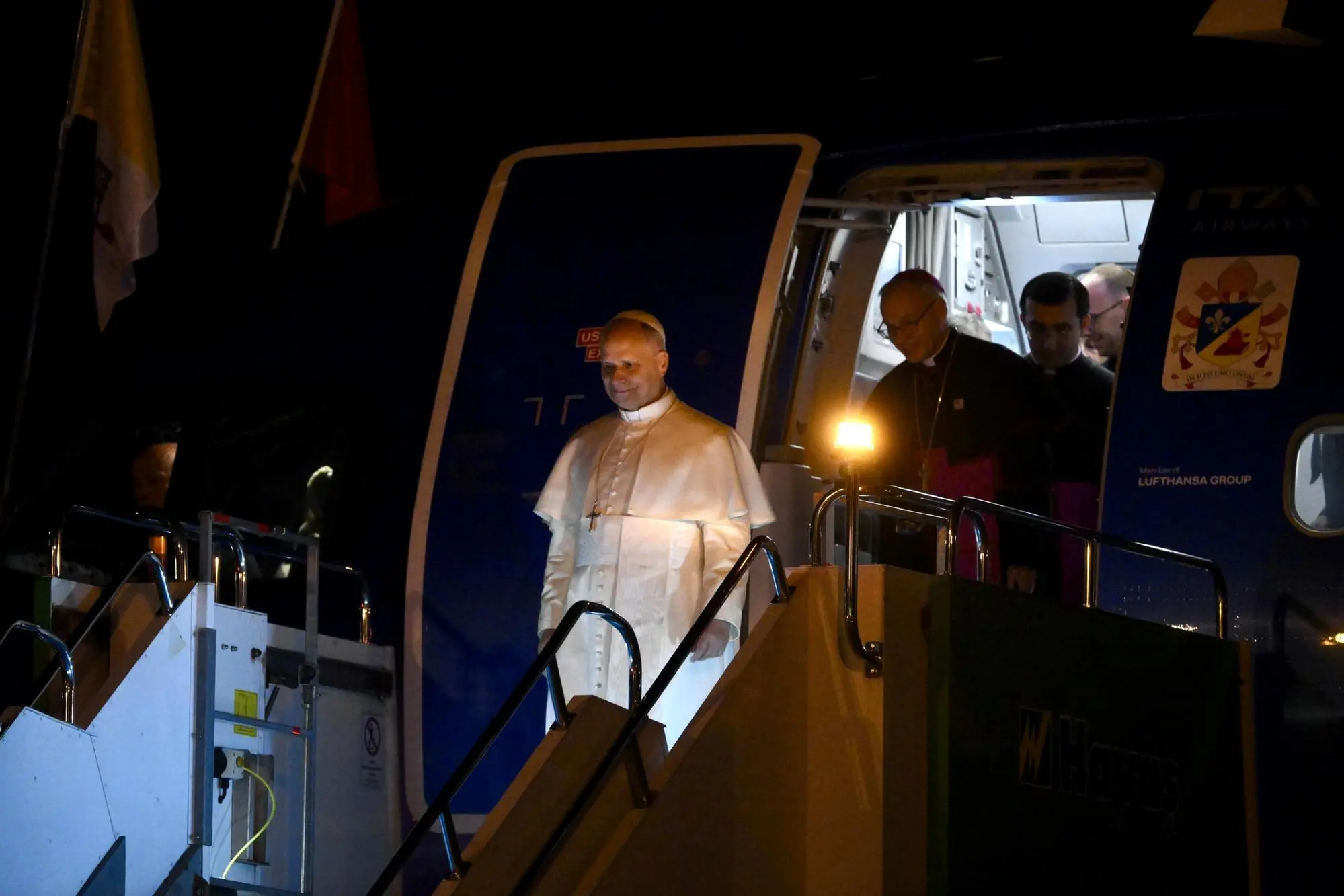 Papa Leone all'aeroporto di Istanbul (foto Ansa)