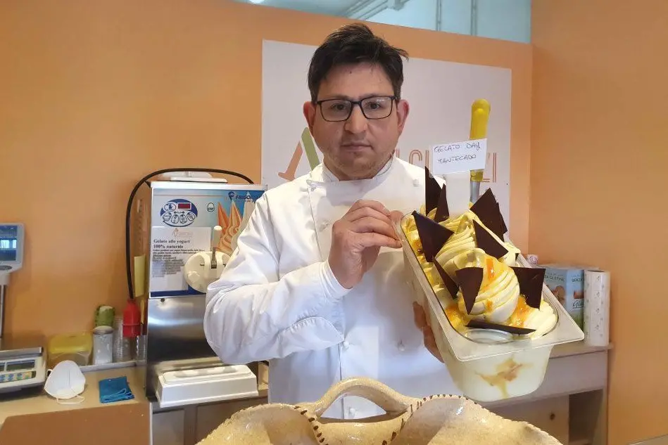 Nicolò Vellino col suo gelato premiato al Gambero Rosso (foto Oggianu)