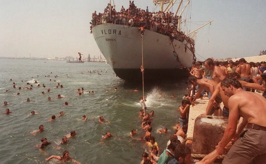 Bari, l'arrivo in porto del marcantile Vlora con 20mila albanesi