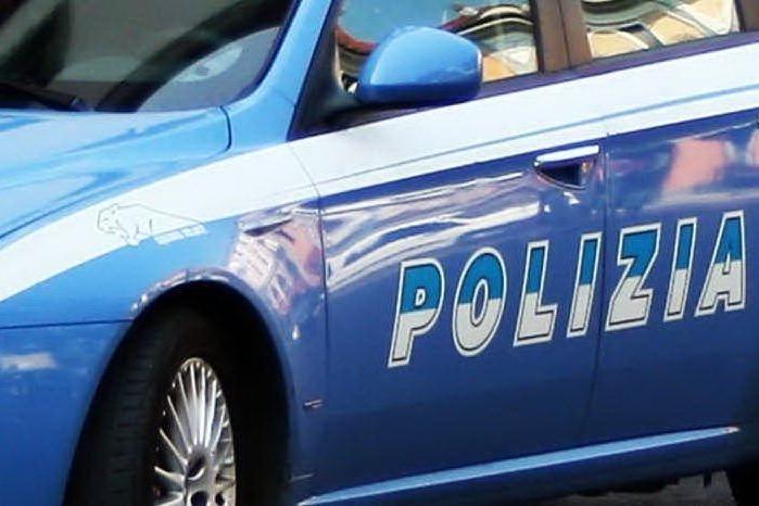Un'auto della polizia (foto Questure sul web)