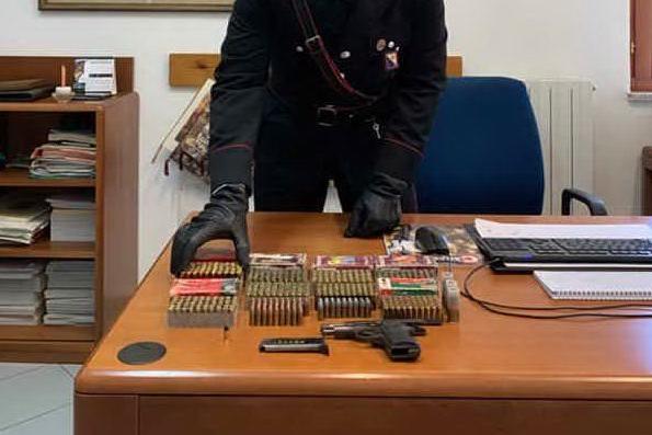 Le armi e i proiettili (foto carabinieri)