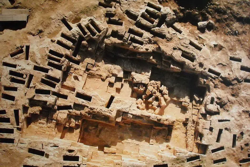 La necropoli di Tuvixeddu (Wikipedia)