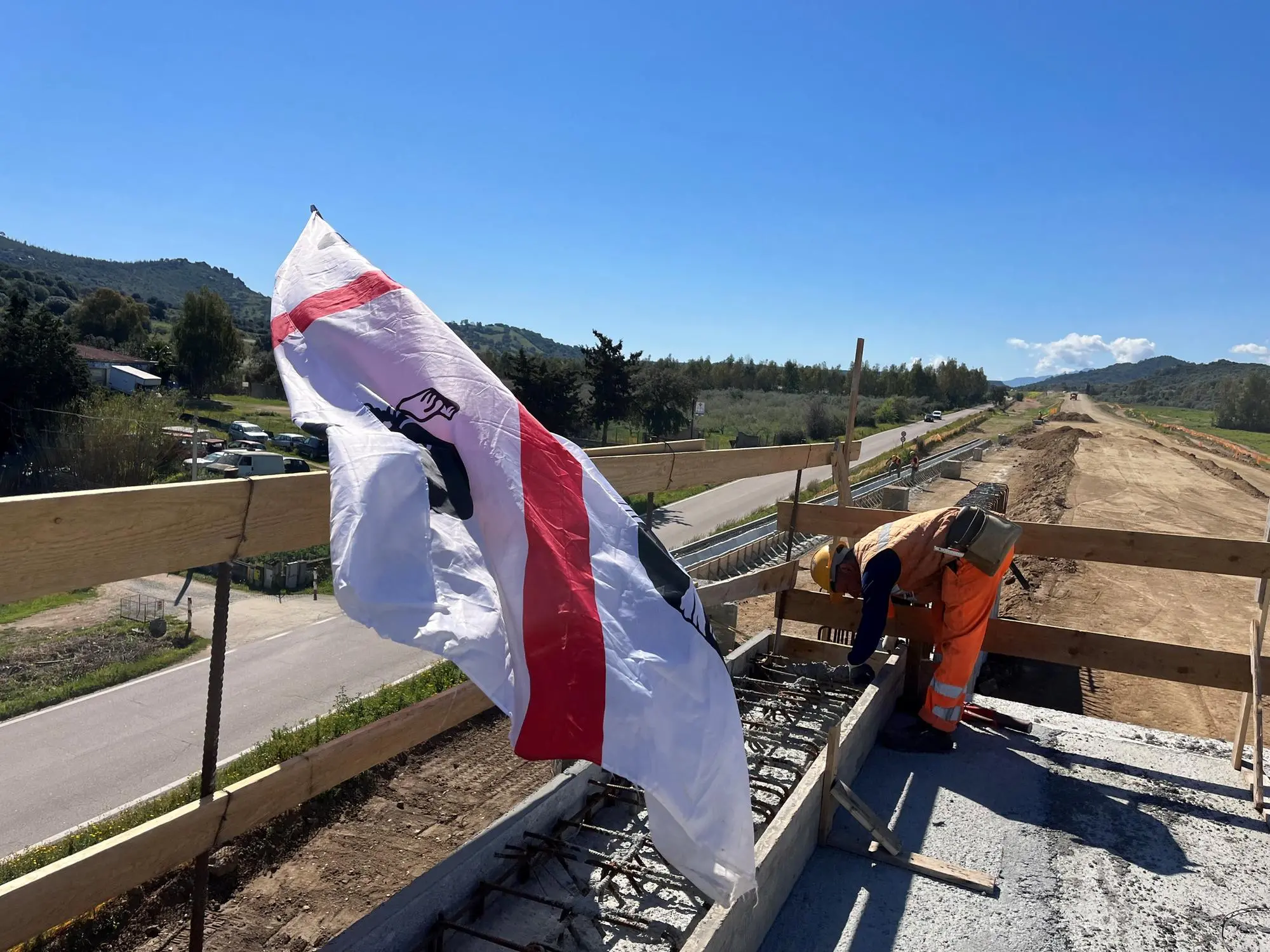 La bandiera dei Quattro mori su un viadotto (Pillonca)