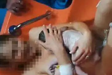 Il bambino tra le braccia della mamma in un fermo immagine tratto dal Tg di Videolina