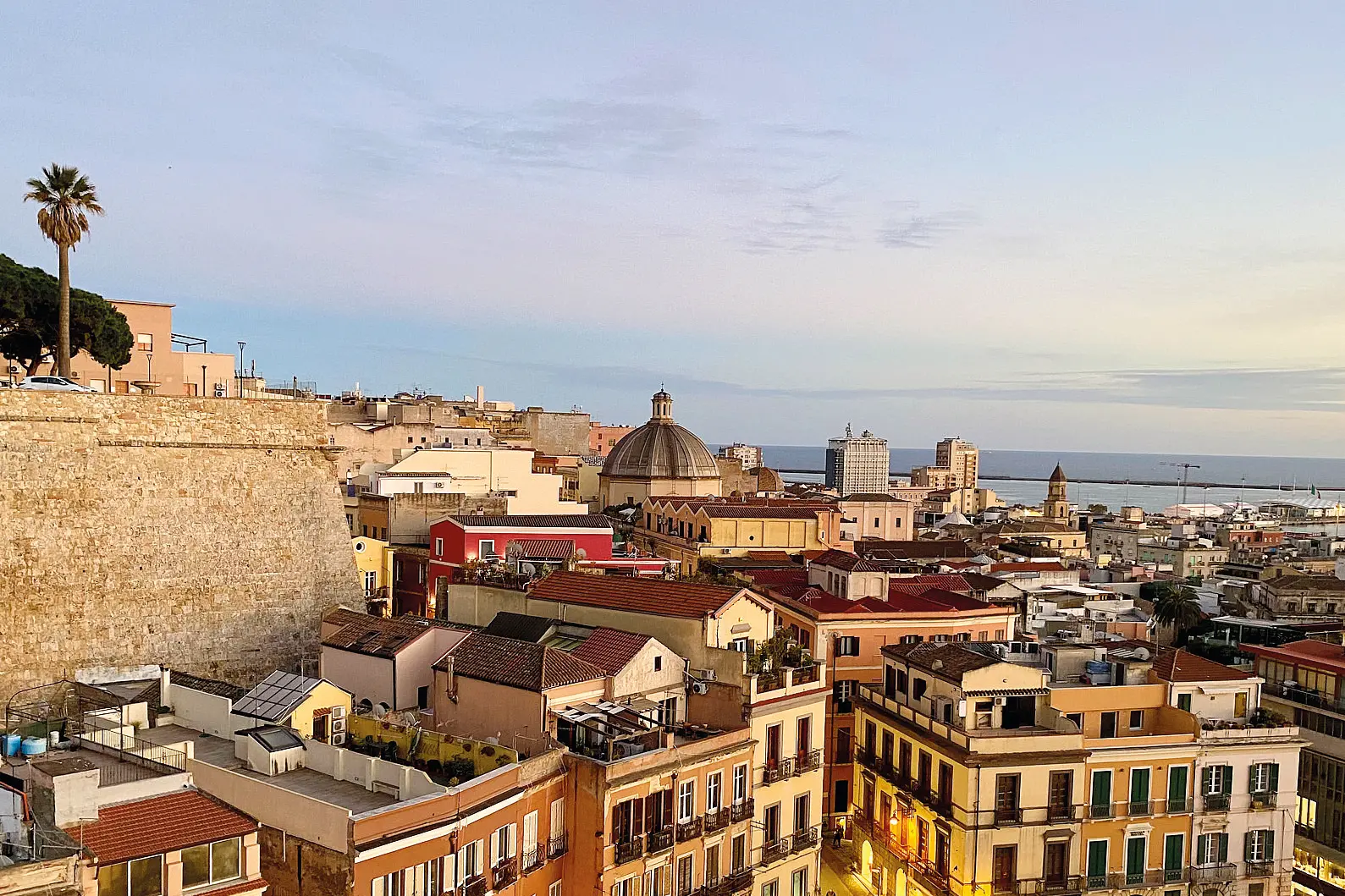 05 giugno 2024 Panoramica di Cagliari su piazza Yenne e il quartiere della Marina. Foto Max Solinas