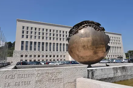 Il palazzo della Farnesina, dove un operaio è caduto nel vano di un ascensore (Ansa)