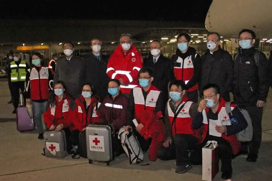 La foto di gruppo dei medici arrivati a Fiumicino (Ansa)