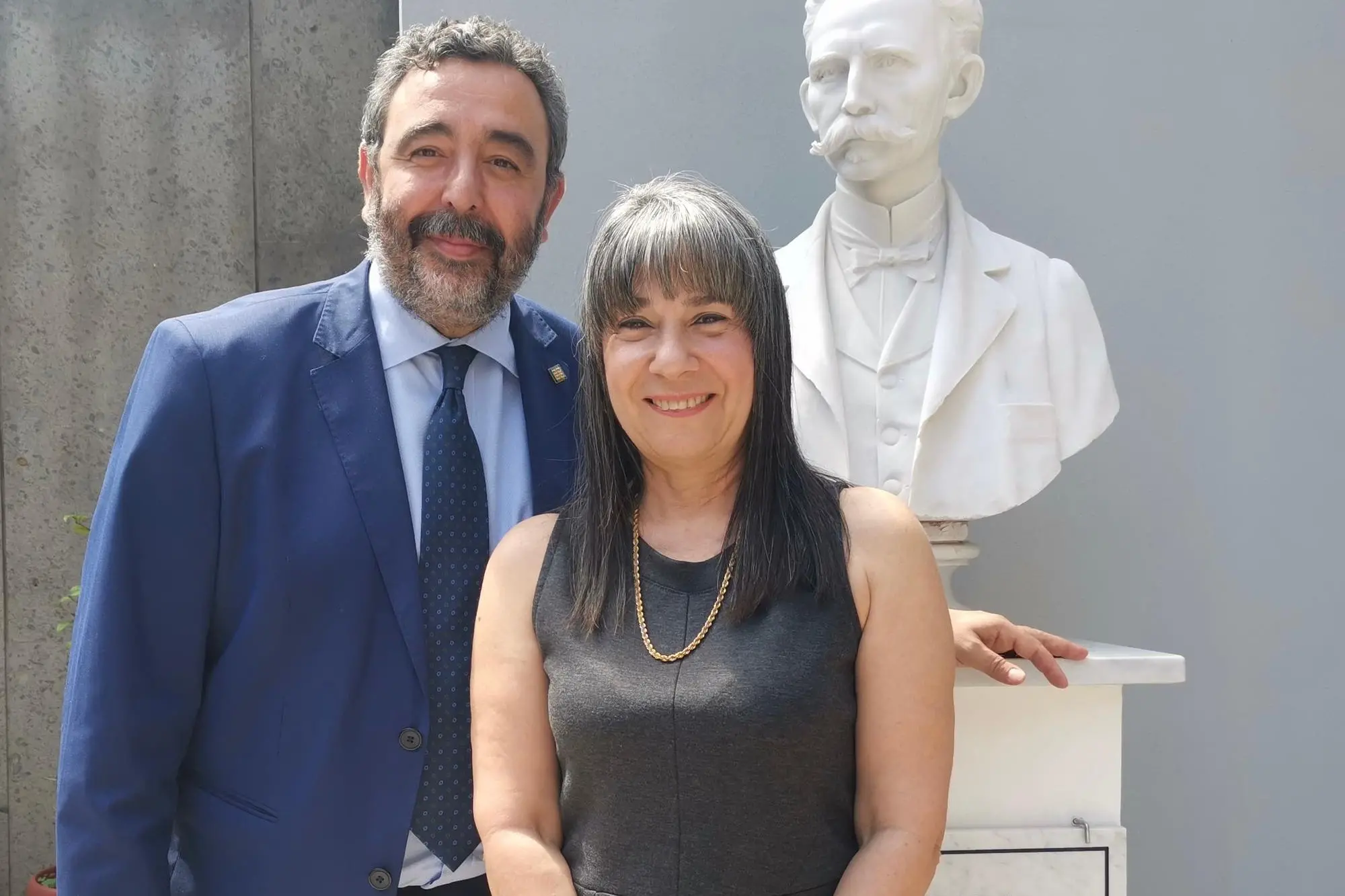 L’assessore regionale alla Sanità Carlo Doria e l’ambasciatrice di Cuba in Italia Mirta Granda Averhoff (foto L'Unione Sarda)