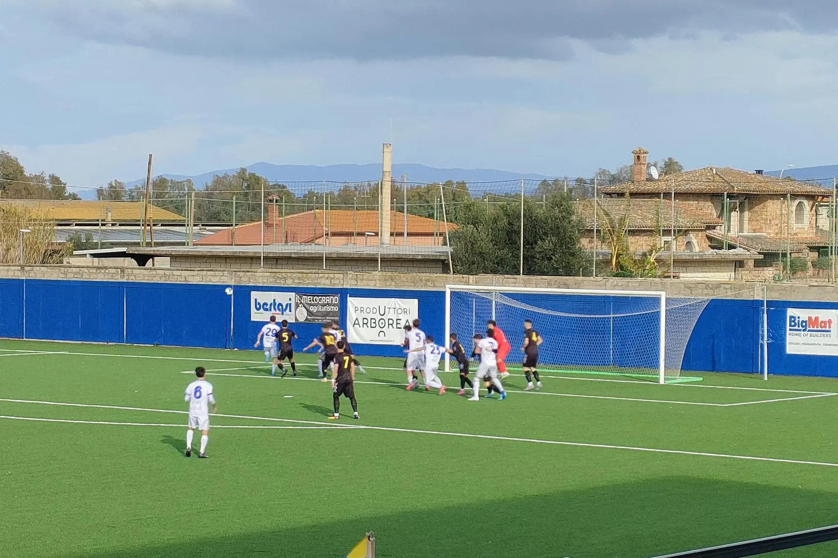 Un'azione d'attacco del Terralba F. Bellu contro l'Arborea (foto di Giacomo Pala)
