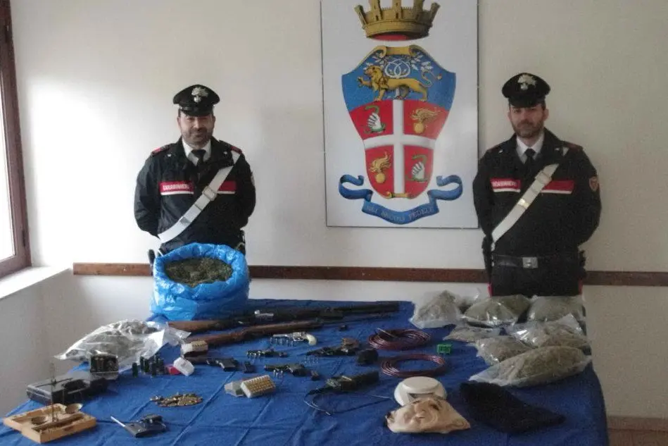 Il materiale trovato in possesso dei due uomini arrestati a Villacidro