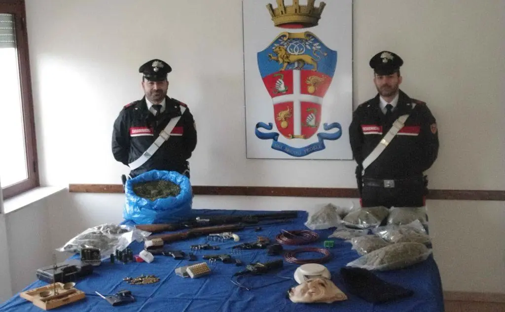 Il materiale trovato in possesso dei due uomini arrestati a Villacidro