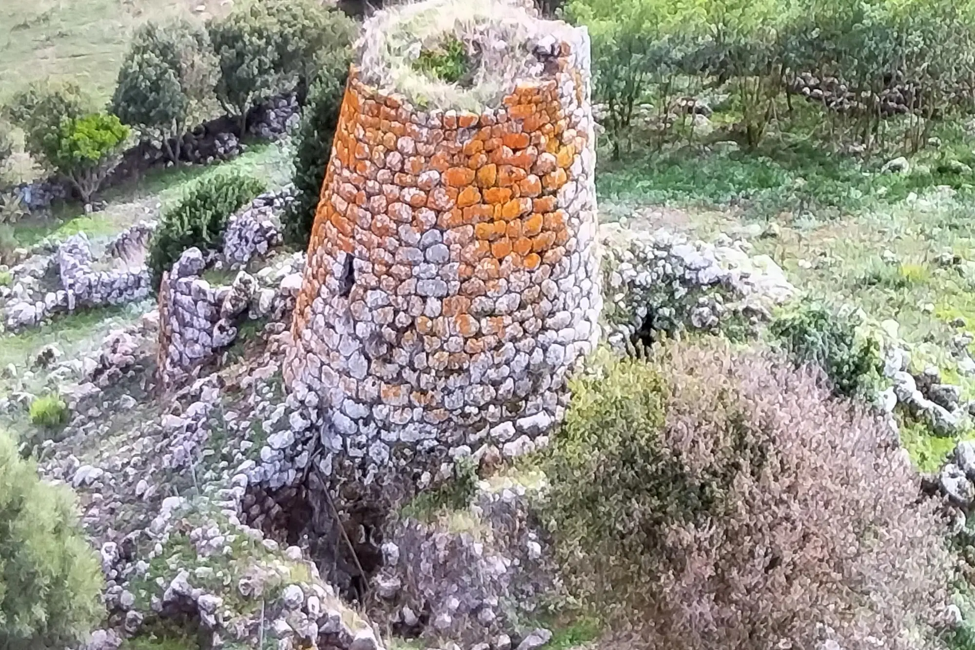 Uno dei nuraghi immortalati nei reportage. (, foto Scano)