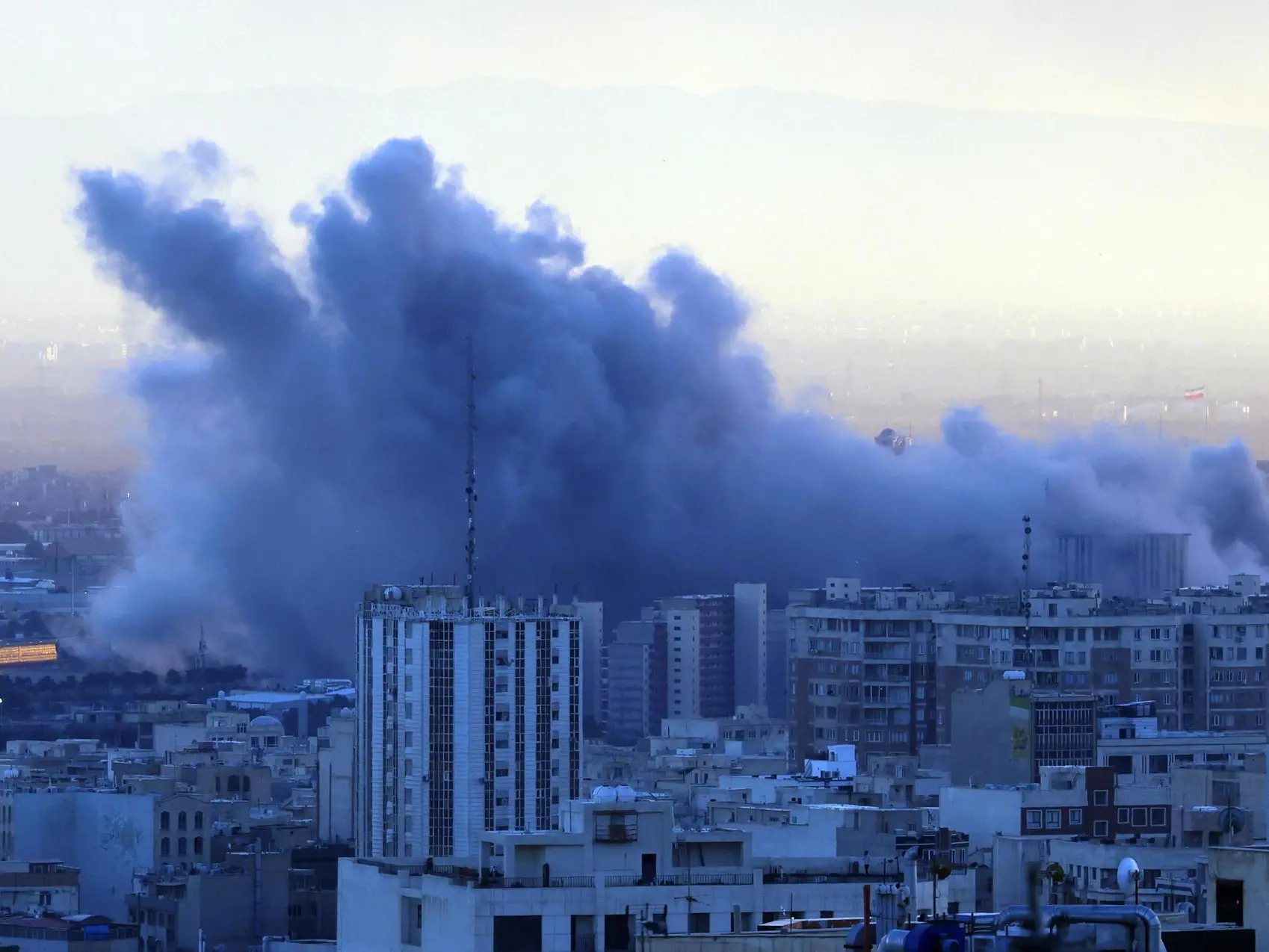 Bombe Usa su Teheran e raid israeliano in Libano. I pasdaran: «Controlliamo lo stretto di Hormuz» epaselect epa12792094 Smoke rises after an airstrike in central Tehran, Iran, 03 March 2026. A joint Israeli and US military operation continues to target multiple locations across Iran since the early hours of 28 February 2026. EPA/ABEDIN TAHERKENAREH