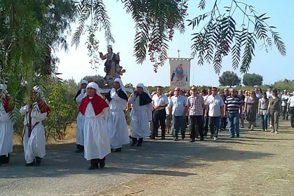 La suggestiva processione attorno alla chiesa campestre