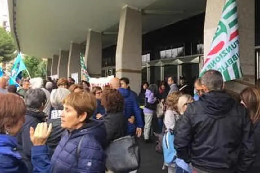 Una delle tante proteste per gli stipendi arretrati sotto al Consiglio Regionale (foto Farris)