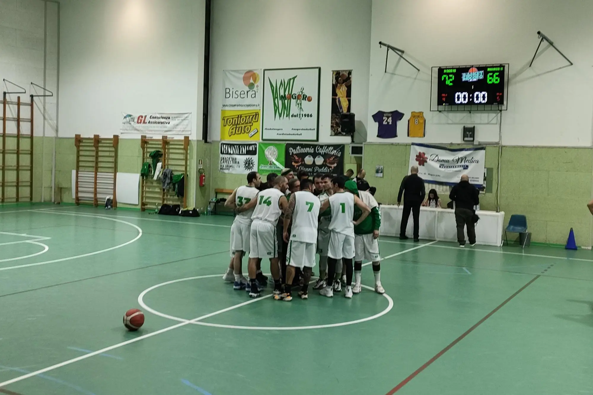 Il Basket Mogoro al termine della partita vittoriosa contro Marrubiu (foto di Giacomo Pala)