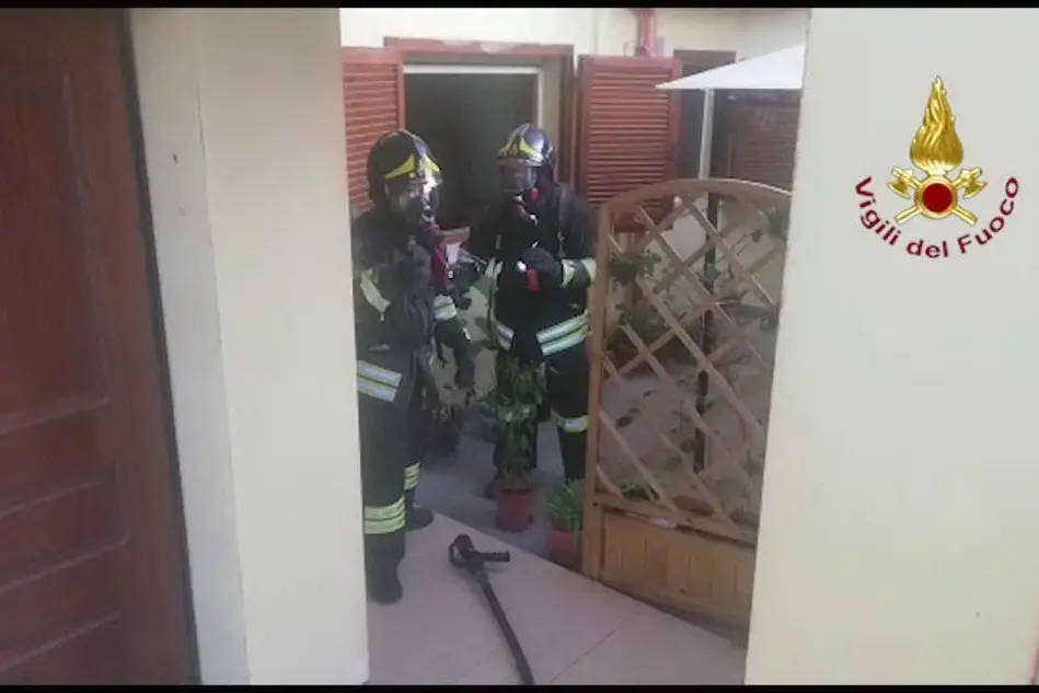 I Vigili del fuoco intervengono a Serdiana per un'esplosione in una casa