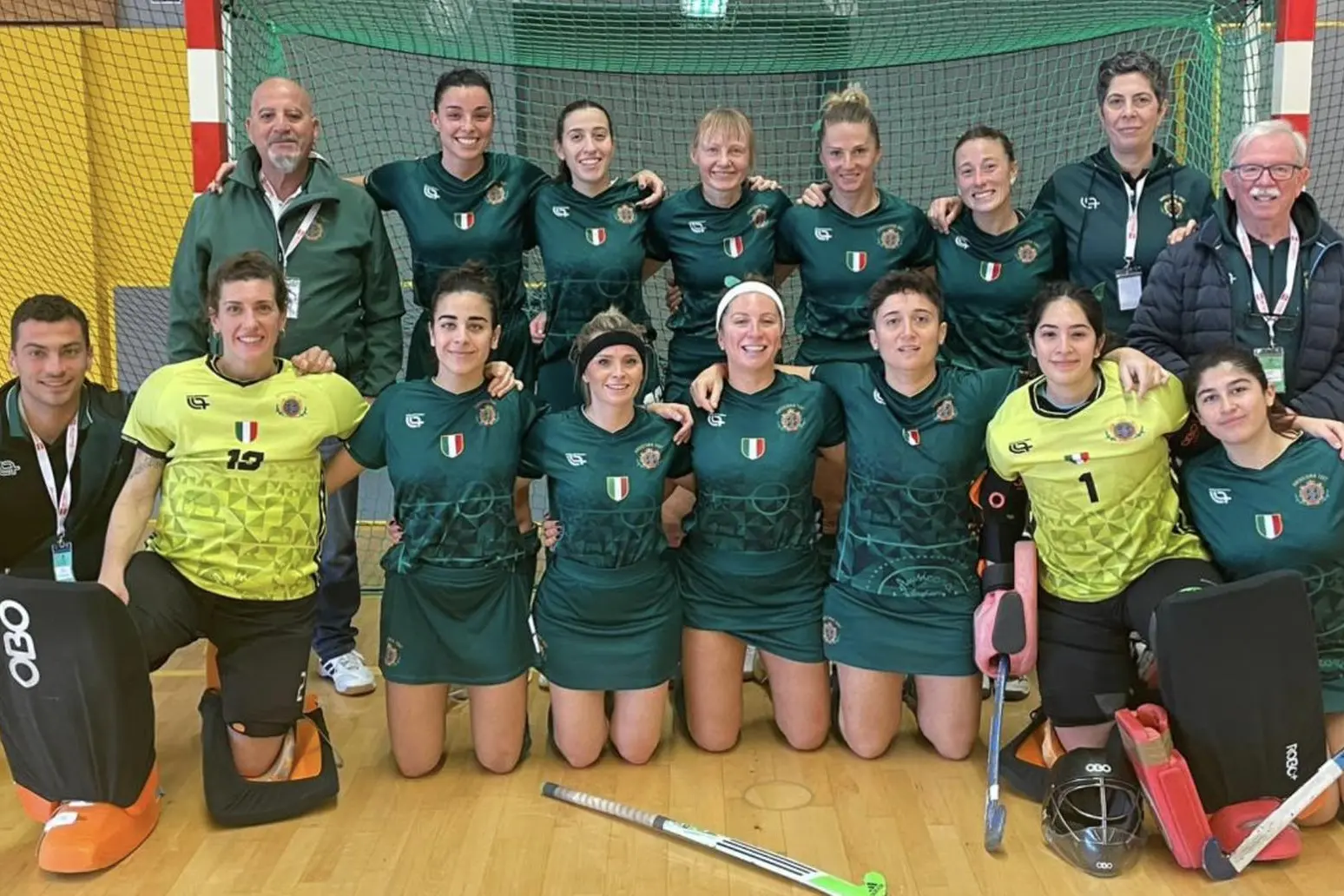 Atlete e staff tecnico dell'Amsicora, seconda nella pool salvezza all'Eurohockey Trophy in Francia (foto concessa da S.G. Amsicora)