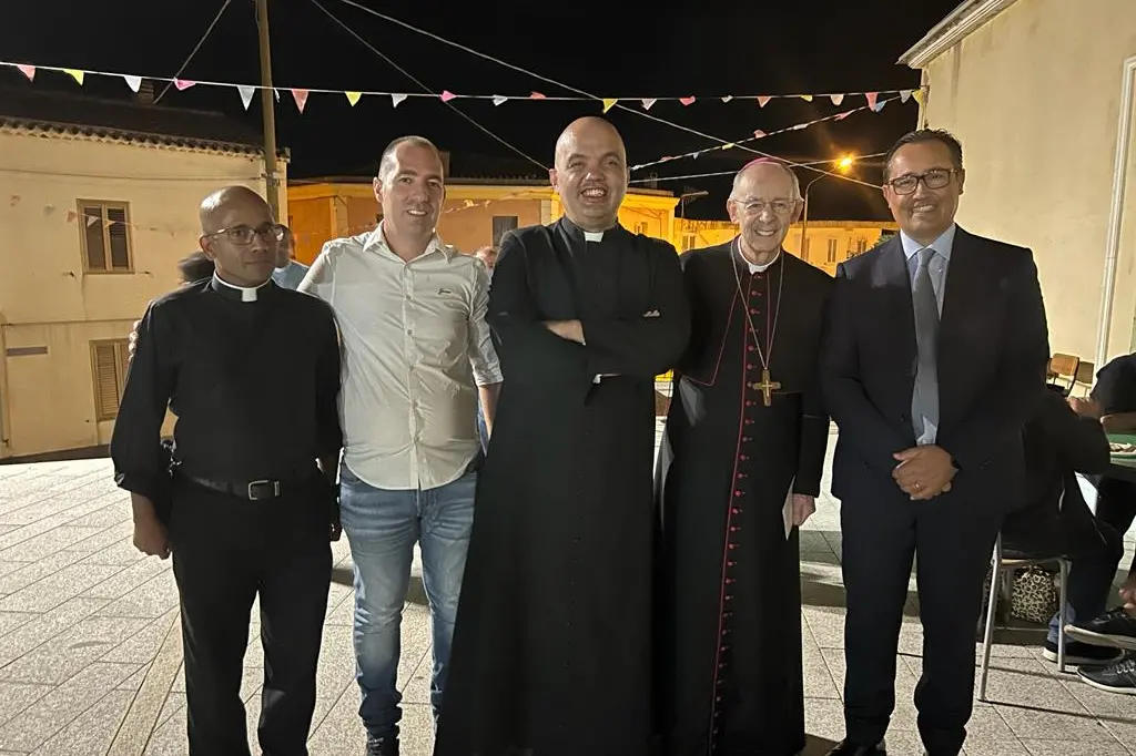 Da sinistra padre Joy Mattamal, il sindaco di Girasole, Lodovico Piras, don Evangelista Tolu, il vescovo di Lanusei, Antonello Mura, e il sindaco di Lotzorai, Cesare Mannini (foto concessa)