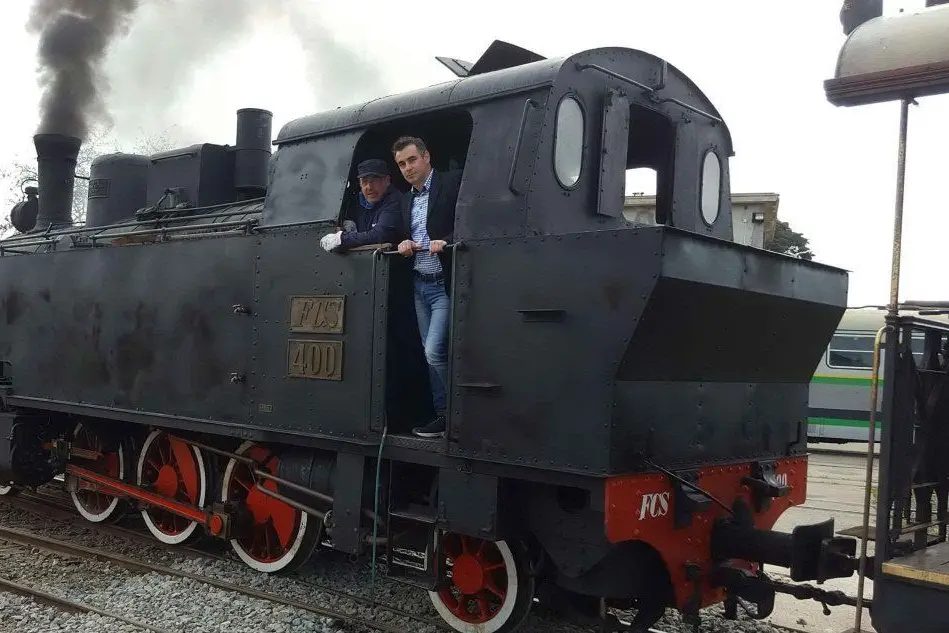 Il sindaco Marco Pisano a bordo del trenino