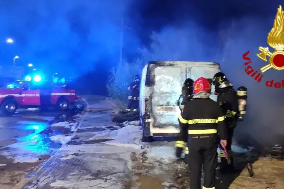 L'incendio del furgone ad Alghero (foto vigili del fuoco)