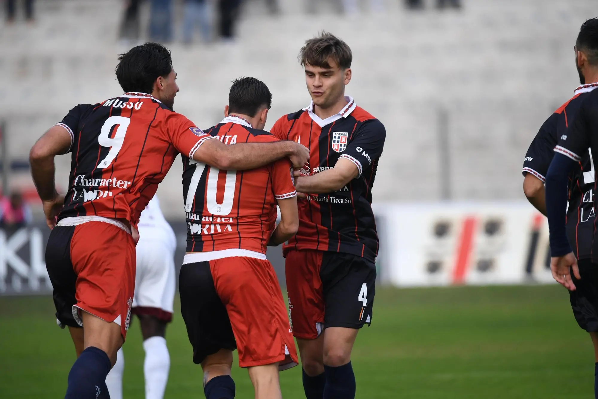 Brentan e Musso festeggiano Starita, col numero 70, per il gol (foto Torres-A.Sanna)