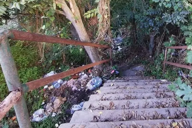 La scalinata piena di rifiuti (foto L'Unione Sarda - Tellini)