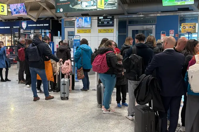 Passeggeri in fila all'aeroporto di Cagliari (Foto archivio)