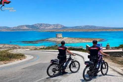 I carabinieri in bici elettrica a Stintino (foto concessa)