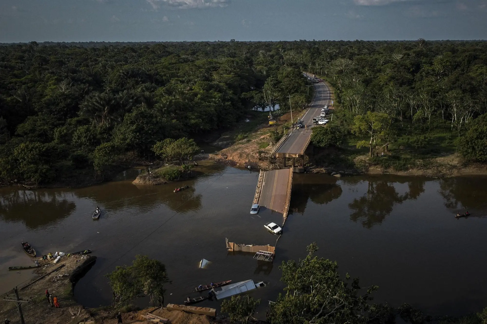 Il ponte crollato in Brasile (foto Ansa/Epa)