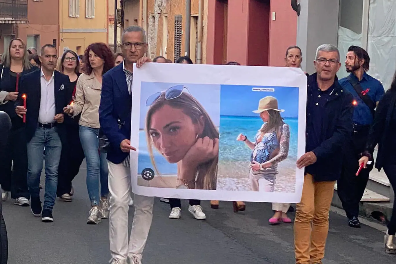 La fiaccolata nelle vie del paese (foto Murgana)
