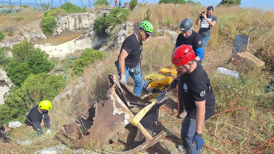 Tuvixeddu tra rifiuti, plastica e pneumatici: gli speleologi ripuliscono le grotte del colle