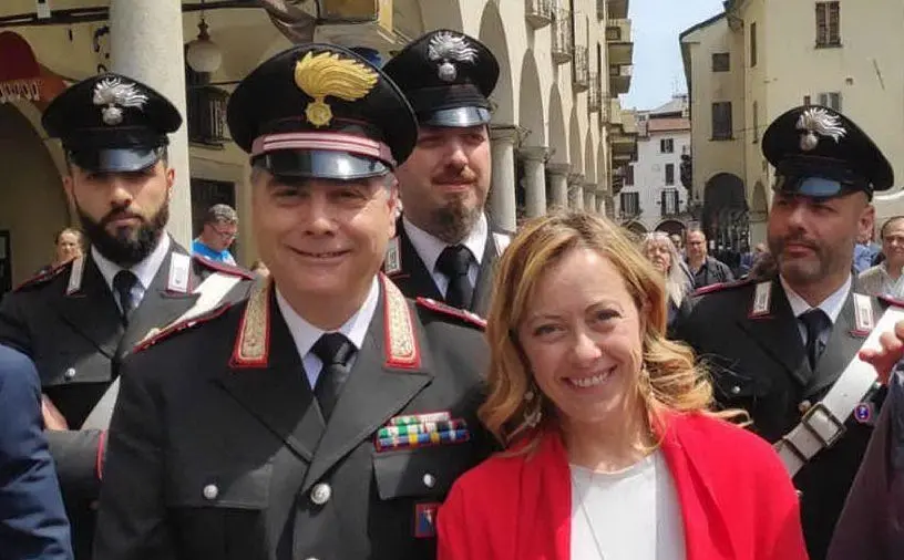 Giorgia Meloni con le forze dell'ordine (foto Facebook)