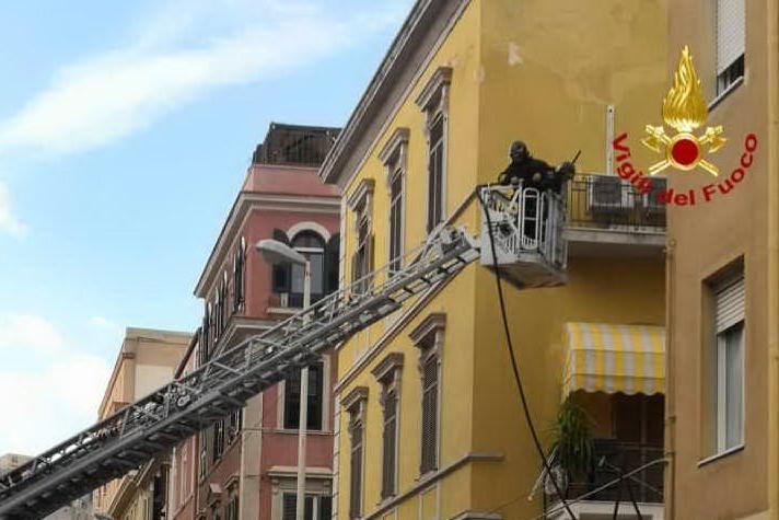 Incendio in un'abitazione, evacuata una palazzina a Cagliari