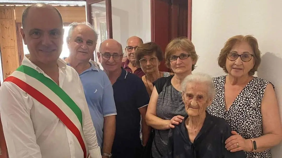 Selargius, nuova centenaria in città: grande festa per nonna Laura Saba ...