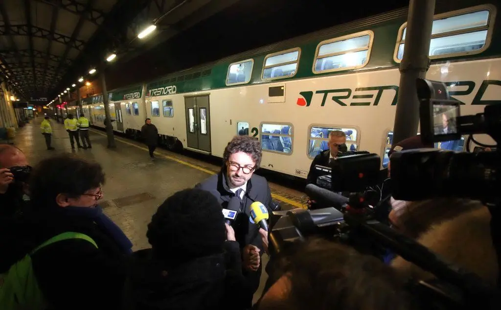 Il ministro Toninelli è salito sul treno in partenza da Cremona